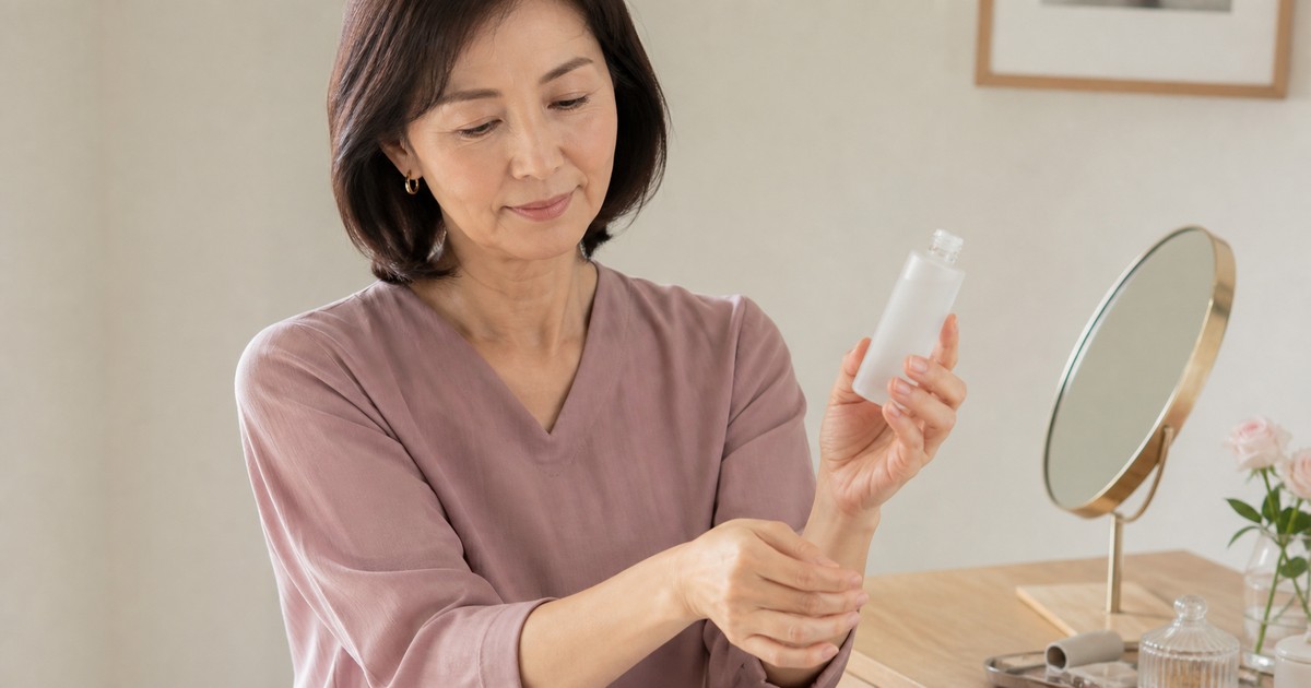 敏感肌向け化粧水を腕の内側で少量試す50代女性
